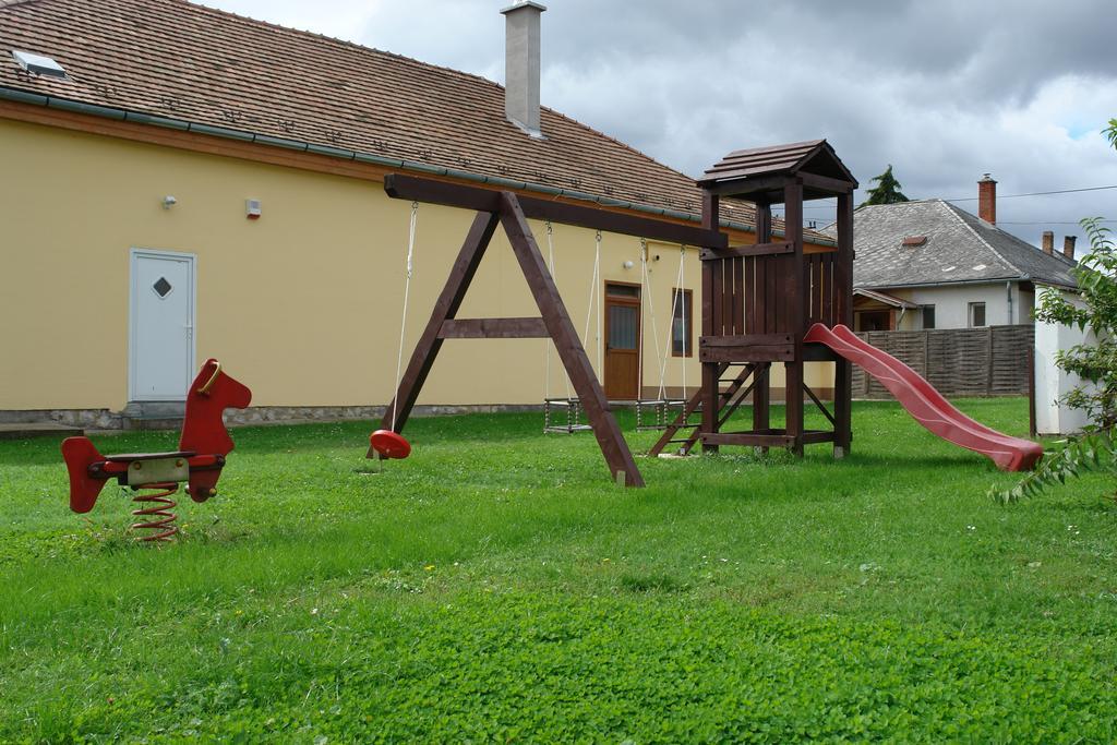 Koller Panzio Hotell Bonyhád Exteriör bild