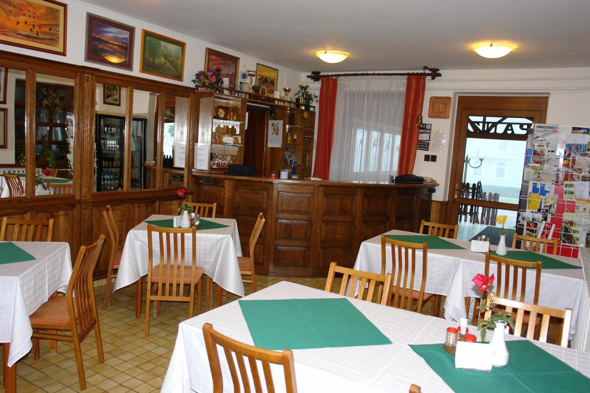 Koller Panzio Hotell Bonyhád Exteriör bild