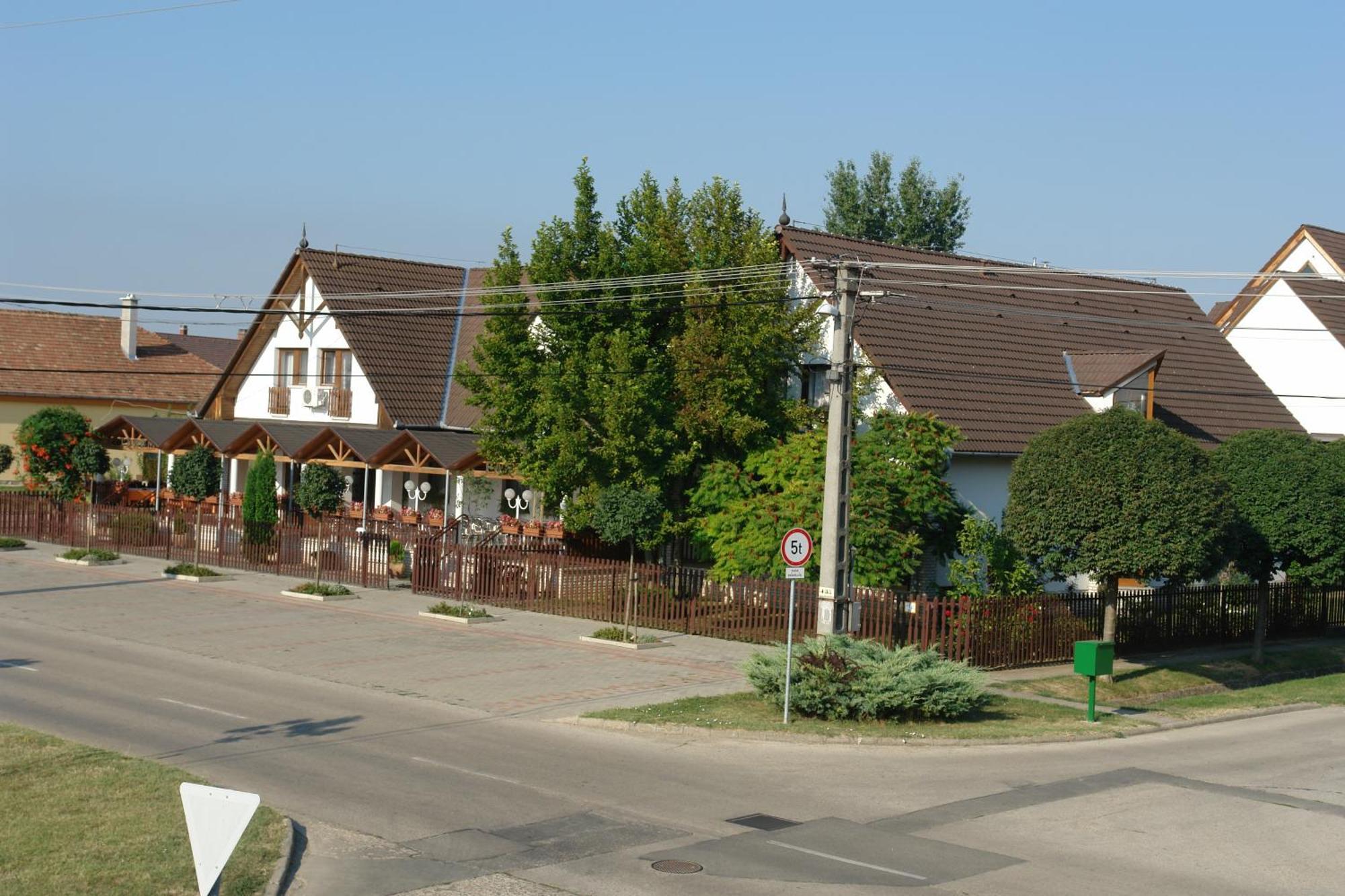 Koller Panzio Hotell Bonyhád Exteriör bild