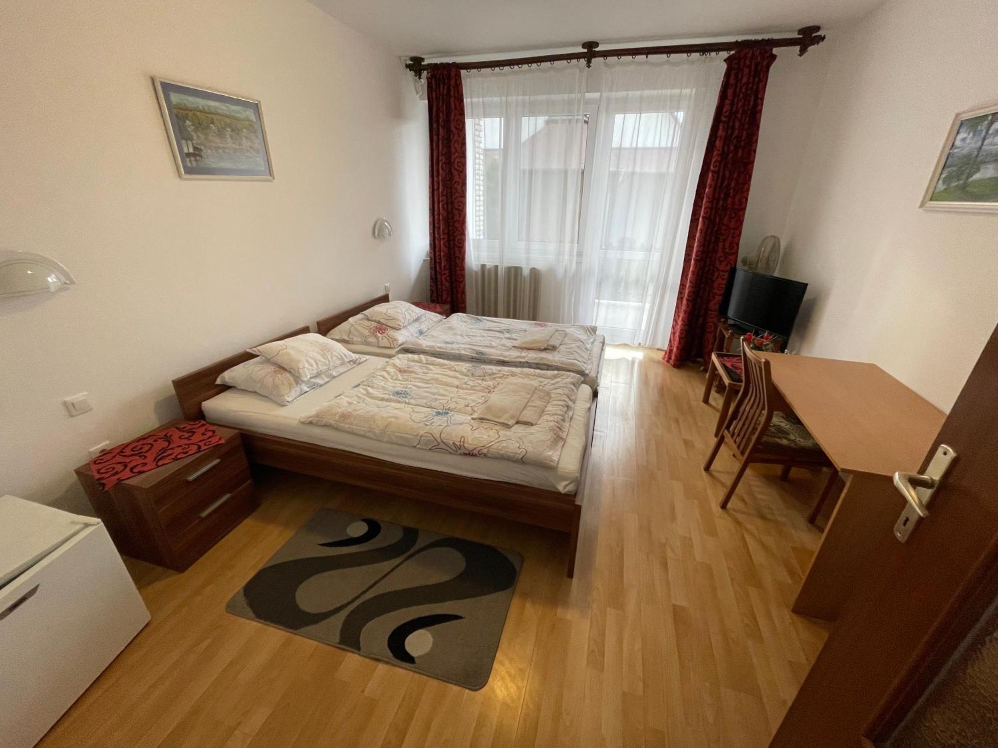 Koller Panzio Hotell Bonyhád Exteriör bild