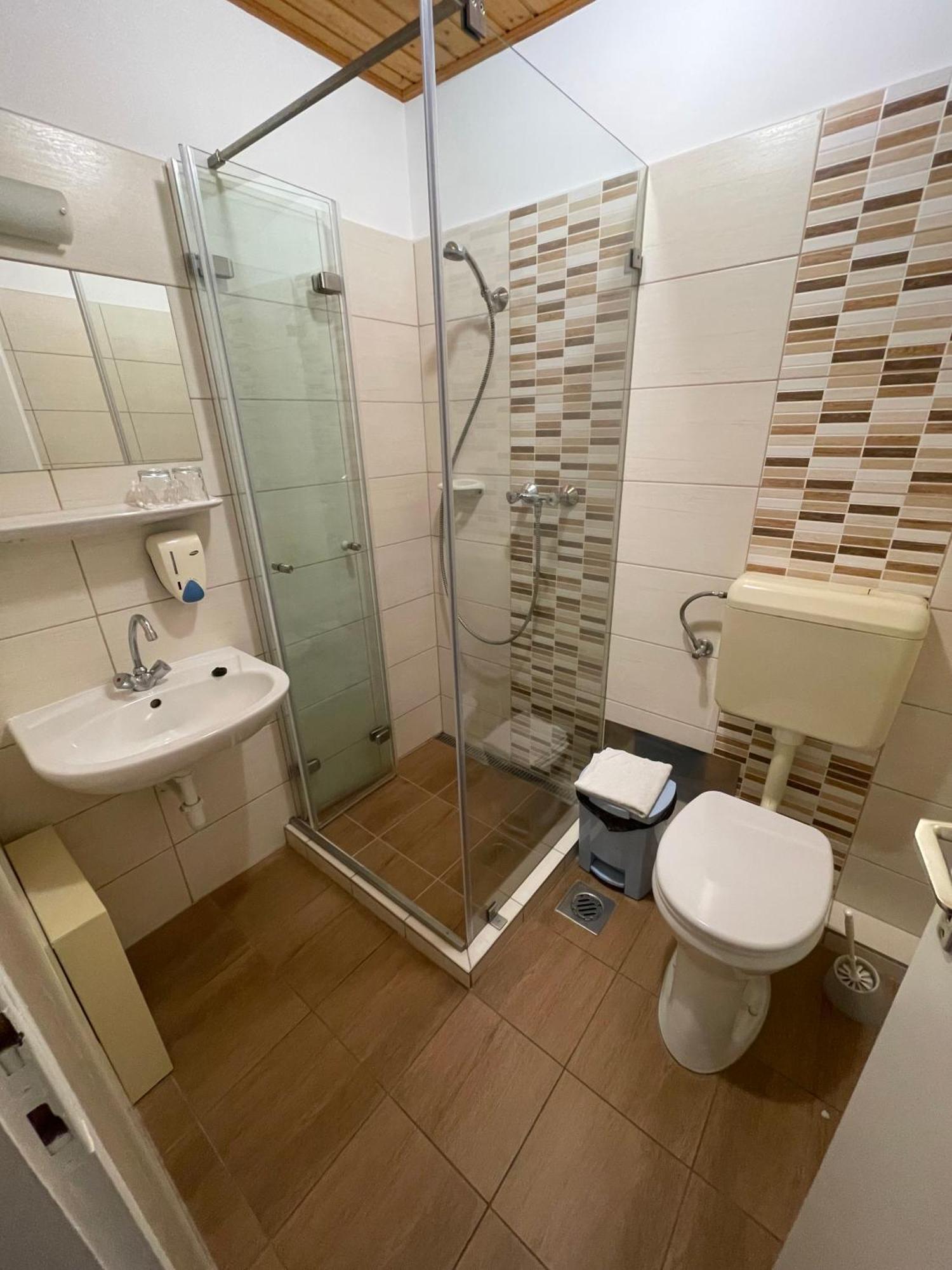 Koller Panzio Hotell Bonyhád Exteriör bild