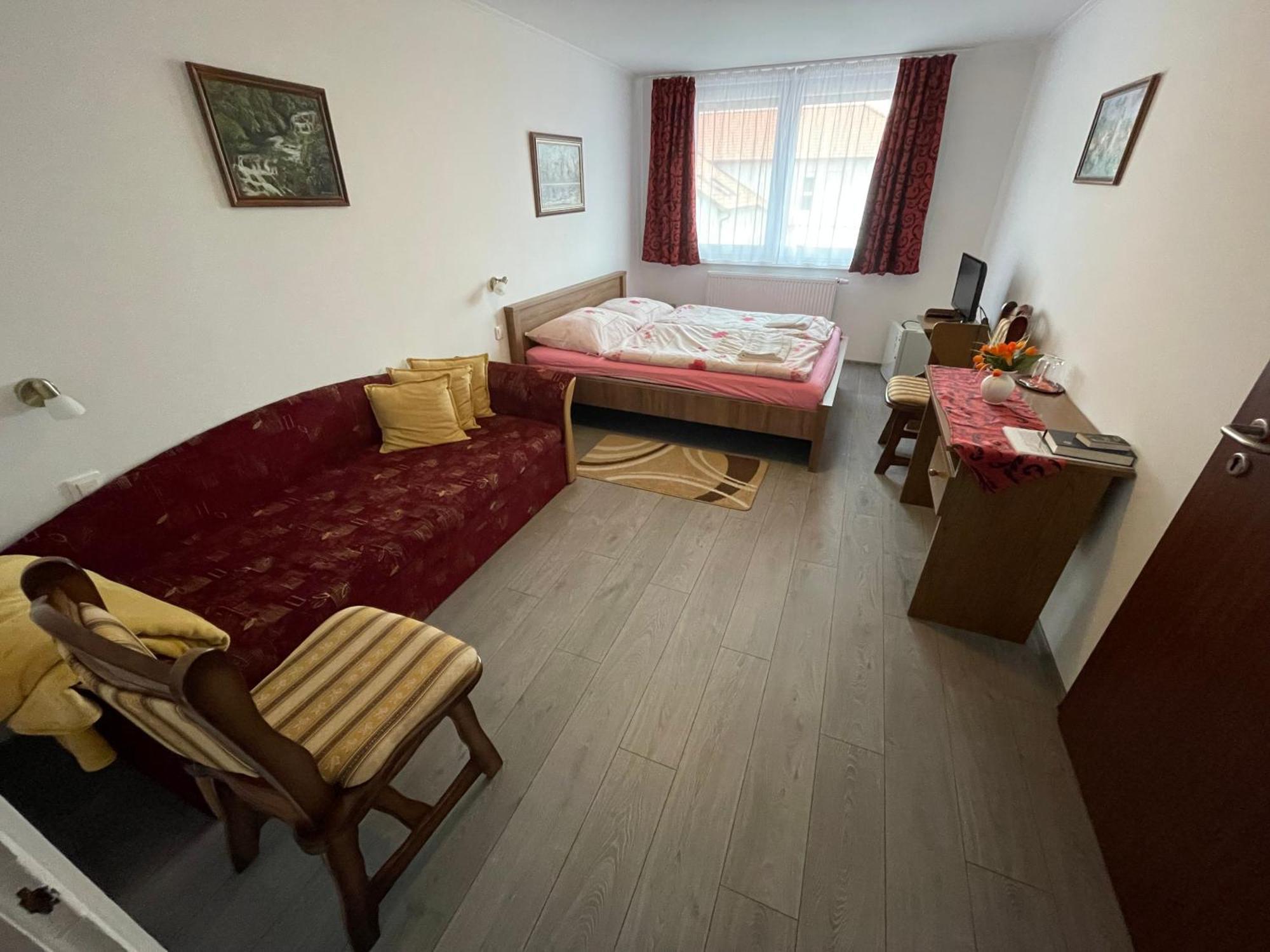 Koller Panzio Hotell Bonyhád Exteriör bild