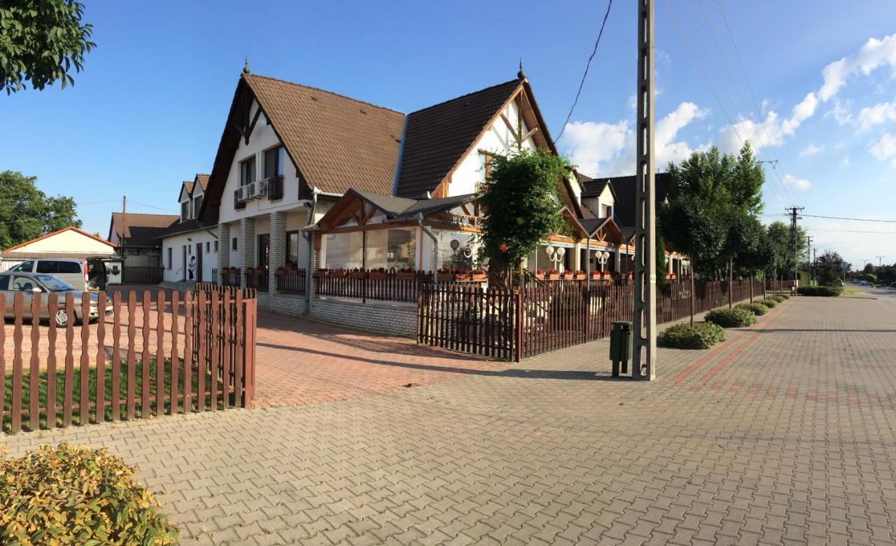 Koller Panzio Hotell Bonyhád Exteriör bild