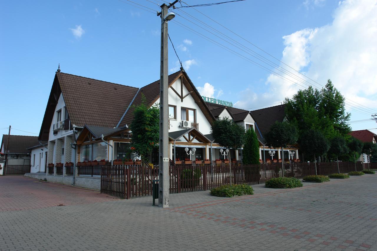 Koller Panzio Hotell Bonyhád Exteriör bild