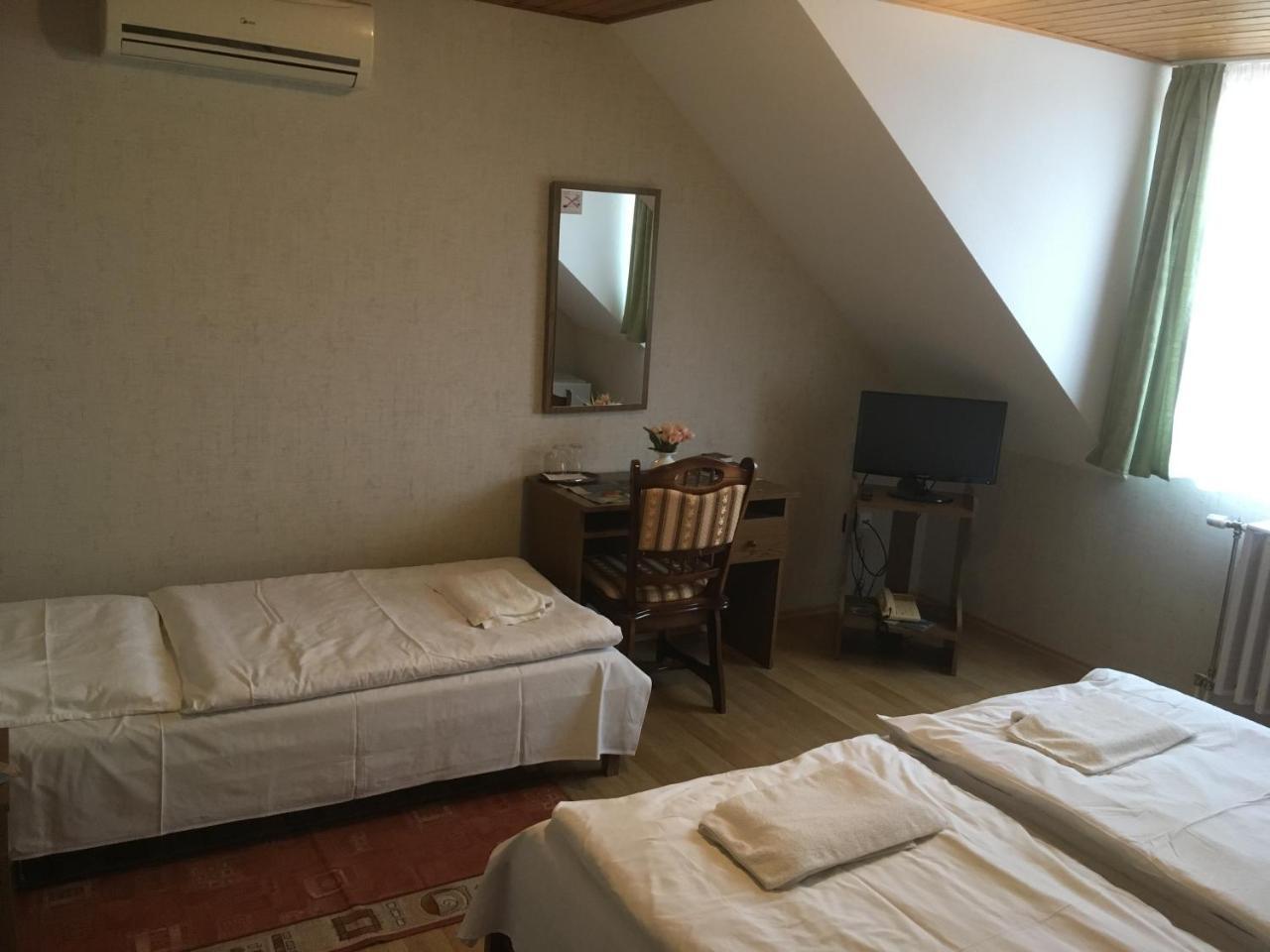 Koller Panzio Hotell Bonyhád Exteriör bild